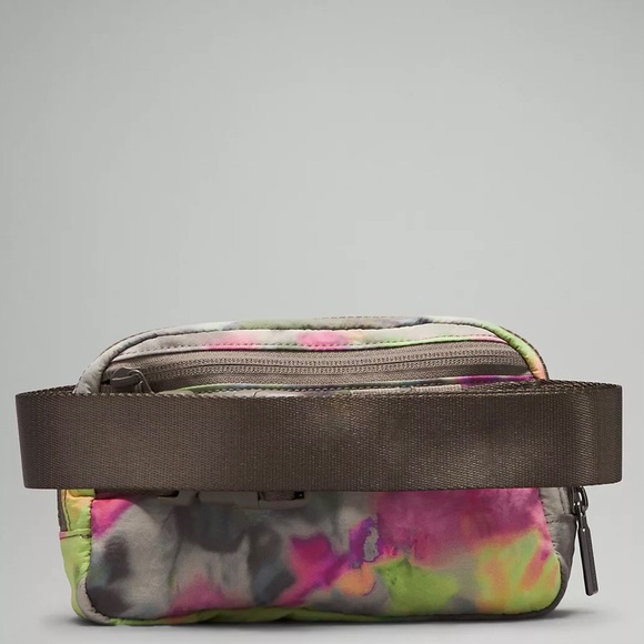 NWT Lululemon Everywhere Belt Bag in Hyper Dye - Picture 2 of 15